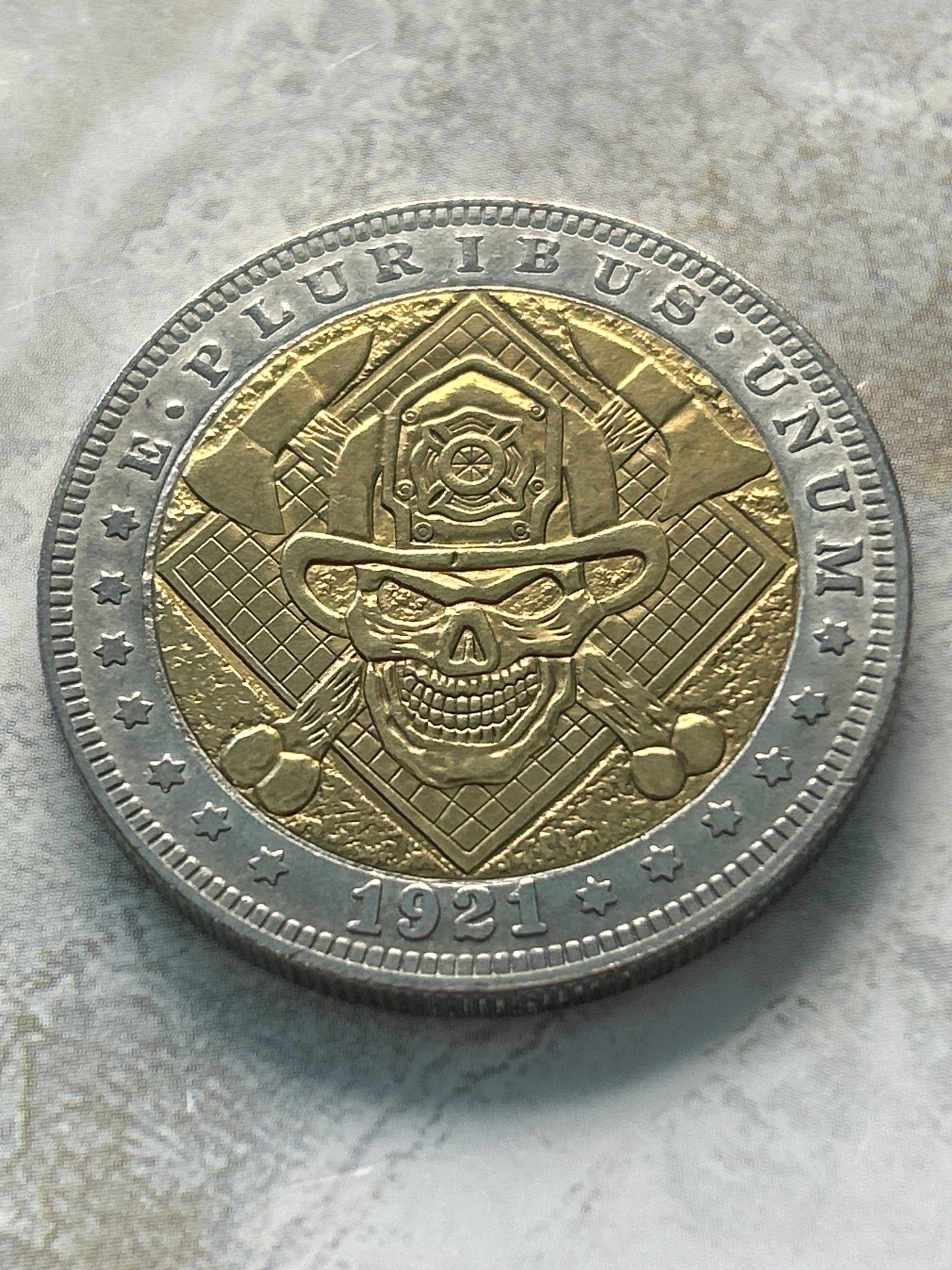 1921 Morgan Dollar Novelty Coin – Hobo Nickel Style Firefighter Skull | Gold & Silver Two-Tone (38mm)