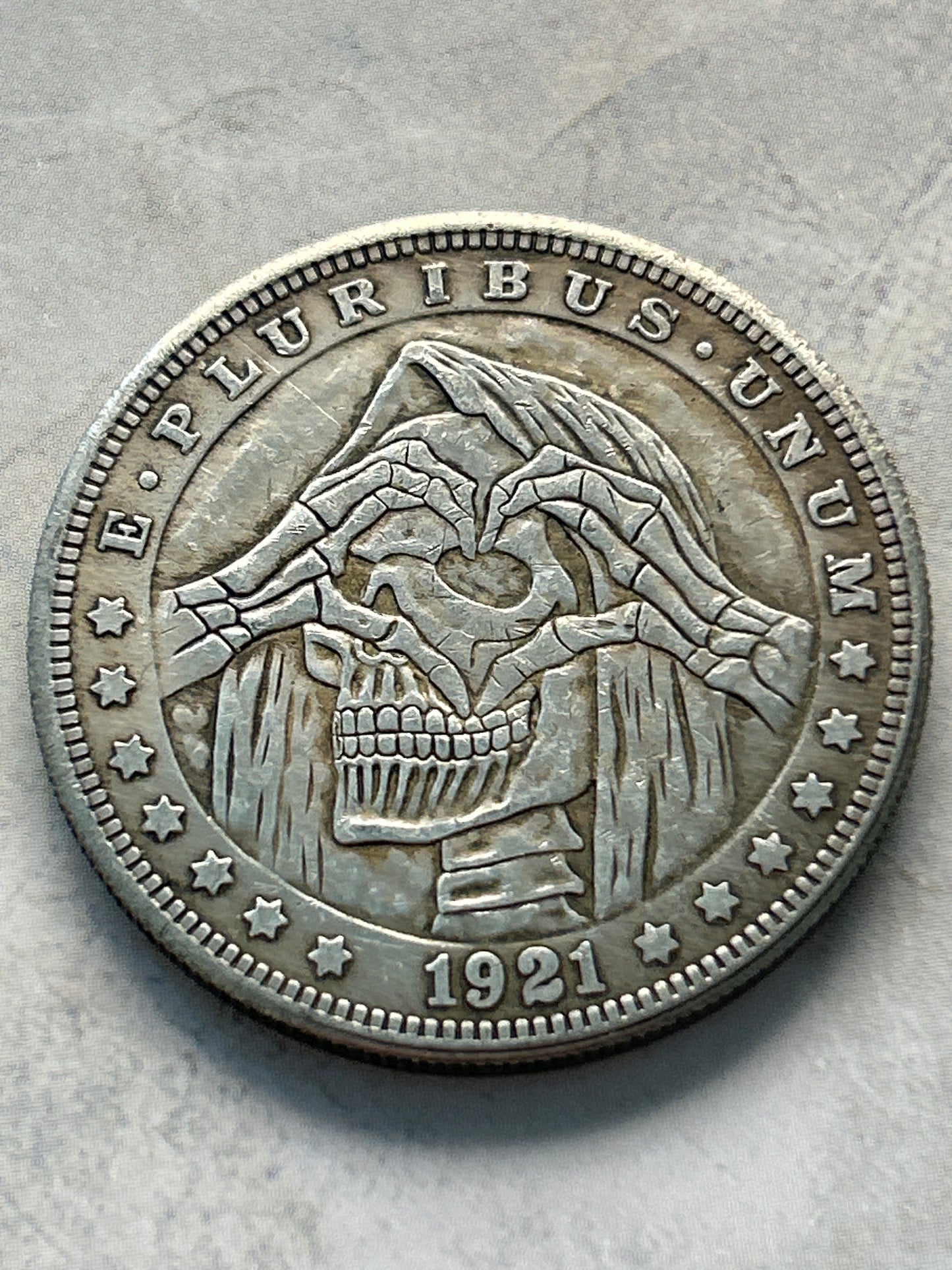 1921 Morgan Dollar Novelty Coin – Hobo Nickel Style Skeleton Heart Hands | E Pluribus Unum (38mm)
